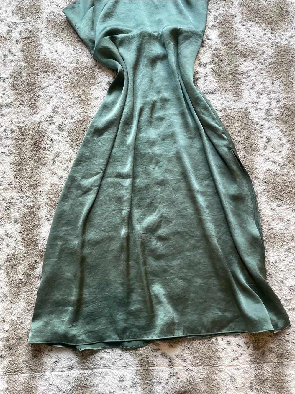 Ariztia Wilfred Magdalena Satin Dress
Satin squareneck dress with slit - Picture 3 of 6